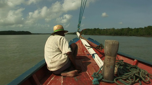 MS POV Man坐在一艘游艇的前面/ Ilha dos Lencois, Maranhao，巴西视频素材