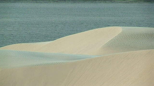 前景和海洋上的WS沙丘/ Ilha dos Lencois, Maranhao，巴西视频素材