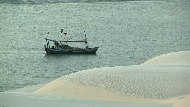 MS ZO抛锚的船和沙丘/ Ilha dos Lencois, Maranhao，巴西视频素材