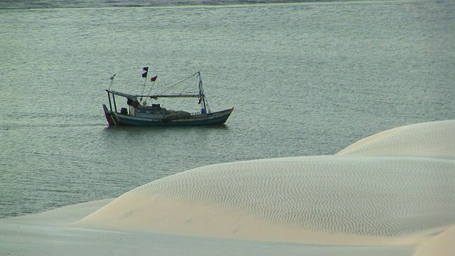 WS沙丘和抛锚船/ Ilha dos Lencois, Maranhao，巴西视频素材