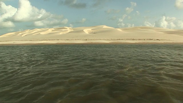 从一艘移动的船的WS海岸/ Ilha dos Lencois，马拉尼昂，巴西视频素材