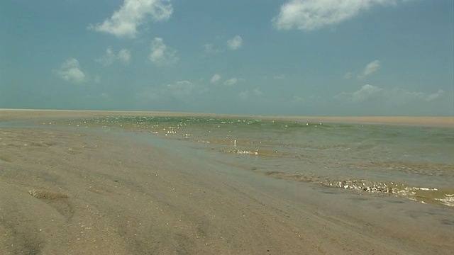 WS在巴西马拉尼昂的Ilha dos Lencois海边流淌的水视频素材