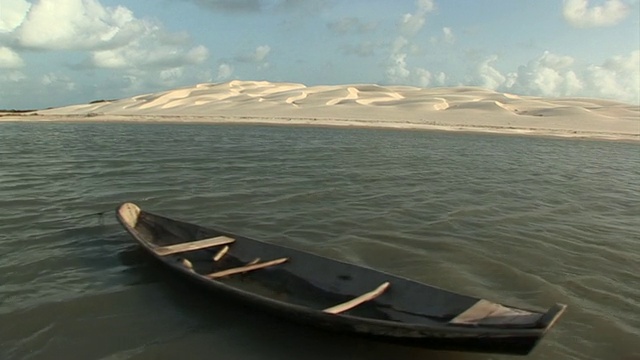 从移动的船/ Ilha dos Lencois，马拉尼昂，巴西的海岸视频素材