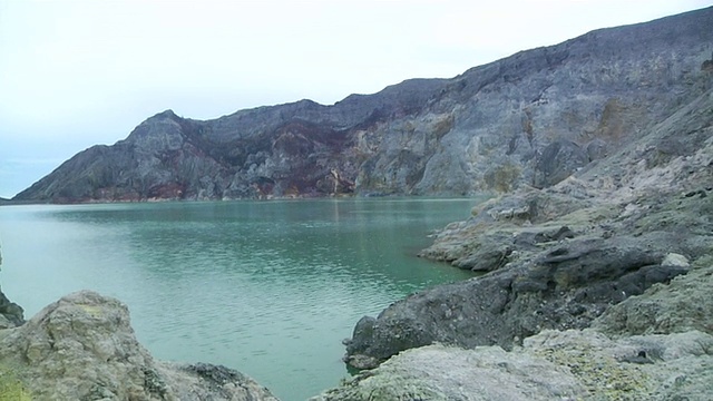 MS PAN Men从印度尼西亚爪哇伊真火山杂岩中提取硫磺视频素材