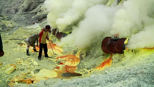 从印度尼西亚爪哇伊真火山杂岩中提取硫磺的WS人视频素材