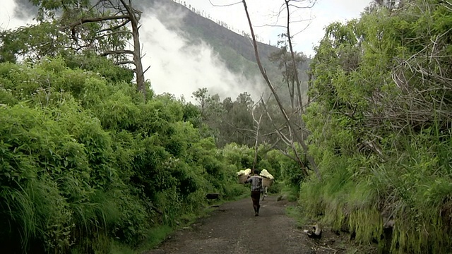 从印尼爪哇伊真火山开采硫磺的男子视频素材