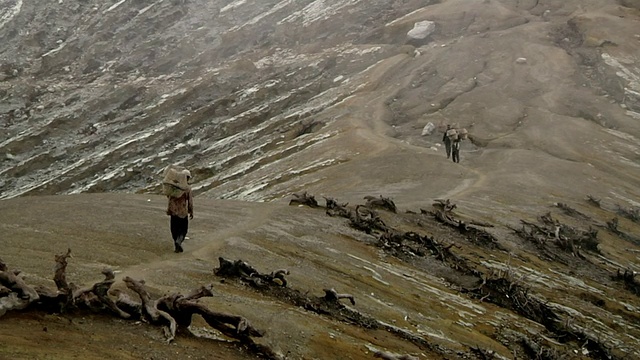 印度尼西亚爪哇伊真火山开采硫磺的工人视频素材