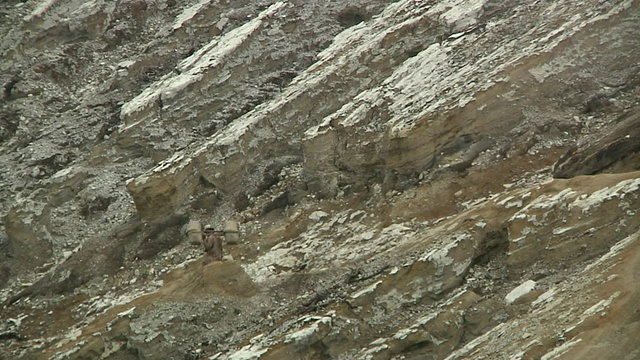 从印尼爪哇伊真火山开采硫磺的男子视频素材