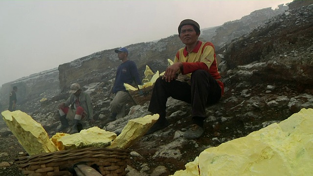 在印度尼西亚爪哇伊真火山休息的MS Men视频素材