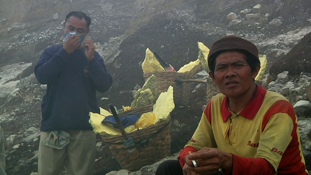 印度尼西亚爪哇岛伊真火山开采硫磺的工人视频素材