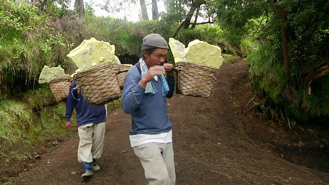 印度尼西亚爪哇伊真火山开采硫磺的PAN Men女士视频素材