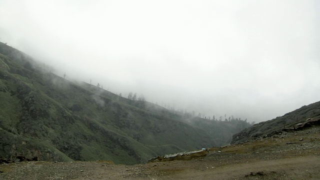 印度尼西亚爪哇伊真火山杂岩周围的WS视频素材