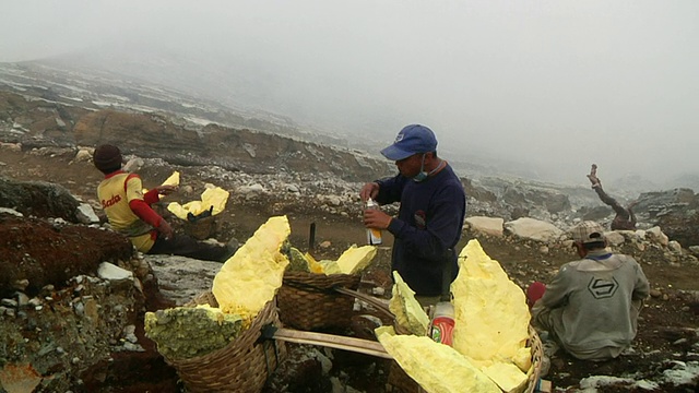 在印度尼西亚爪哇伊真火山，MS Men在采矿期间休息视频素材