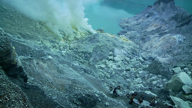 印度尼西亚爪哇伊真火山口，人们携带硫磺视频素材