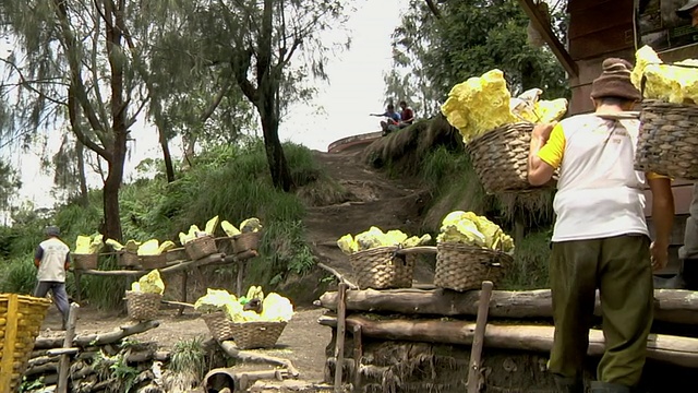 MS Miner到达付款舱/ Ijen，爪哇，印度尼西亚视频素材