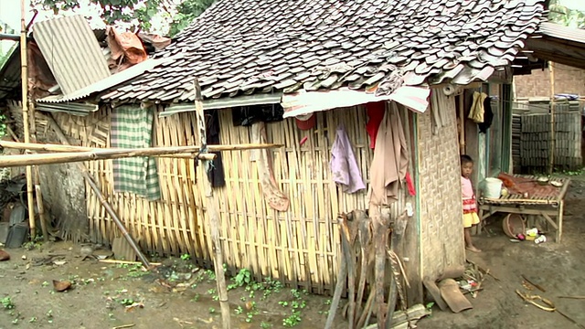 印尼爪哇伊真火山村的潘女士小屋视频素材