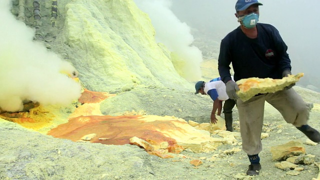 印度尼西亚爪哇伊真火山的硫磺提取工作视频素材