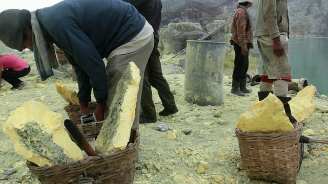 印度尼西亚爪哇伊真火山的硫磺提取工作视频素材