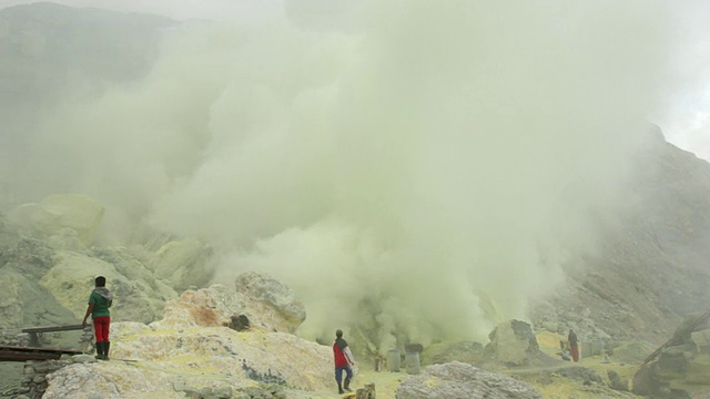 MS矿工在印度尼西亚爪哇伊真火山口进行硫磺提取工作视频素材