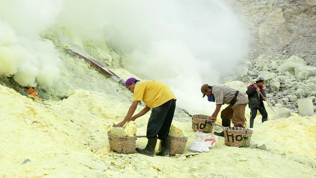 MS矿工在印度尼西亚爪哇伊真火山口进行硫磺提取工作视频素材