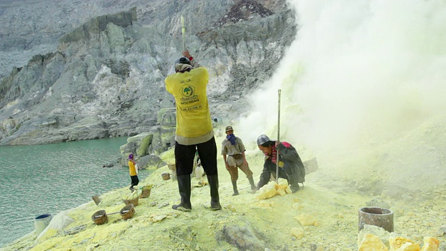 MS矿工在印度尼西亚爪哇伊真火山口进行硫磺提取工作视频素材