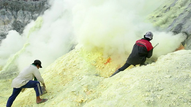 MS矿工在印度尼西亚爪哇伊真火山口进行硫磺提取工作视频素材