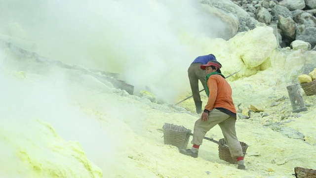 火山气体释放的火山口之一/伊真，爪哇，印度尼西亚视频素材