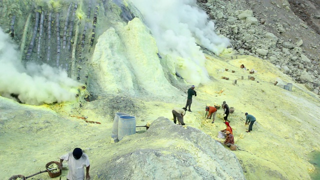 在印度尼西亚爪哇伊真火山(伊真火山)硫磺开采的矿工视频素材