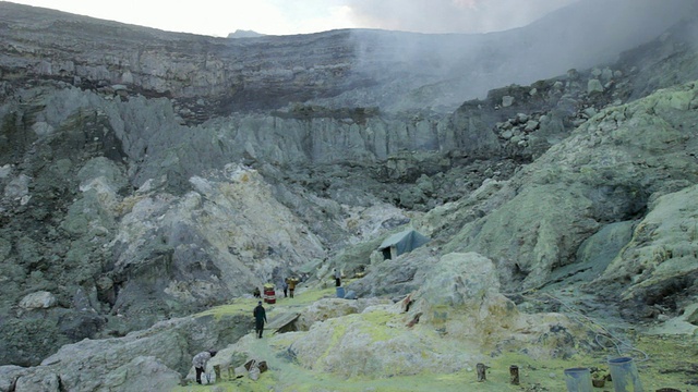 在印度尼西亚爪哇伊真火山(伊真火山)硫磺开采的矿工视频素材