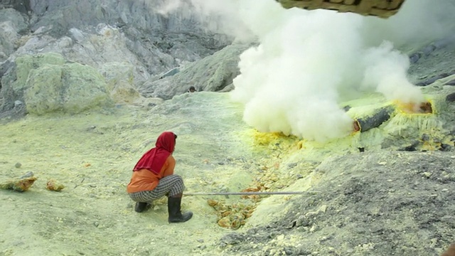 MS Miner工作在伊真火山硫磺提取靠近火山气体/伊真，爪哇，印度尼西亚视频素材