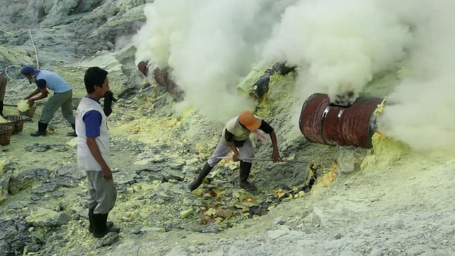 MS Miner在靠近火山气体的伊真火山上从事硫磺提取工作/伊真火山，爪哇，印度尼西亚视频素材