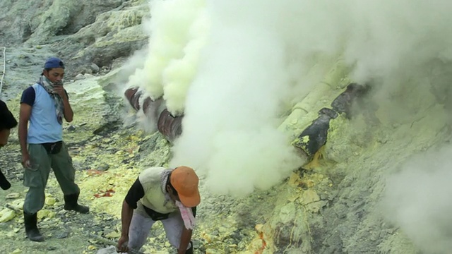 MS PAN矿工在靠近火山气体的地方工作/ Ijen，爪哇，印度尼西亚视频素材