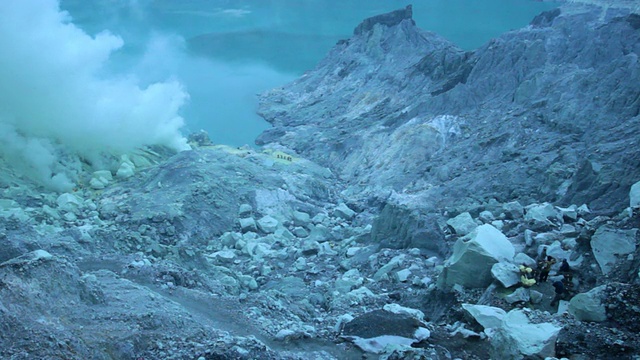 印度尼西亚爪哇岛伊真火山口清晨的景象视频素材