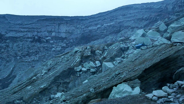 印度尼西亚爪哇岛伊真火山口清晨的景象视频素材