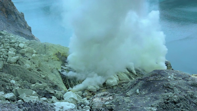 印度尼西亚爪哇岛伊真火山口清晨的景象视频素材