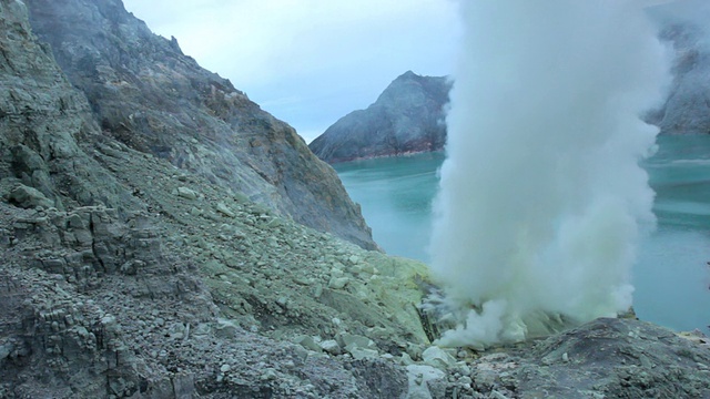 印度尼西亚爪哇岛伊真火山口清晨的景象视频素材