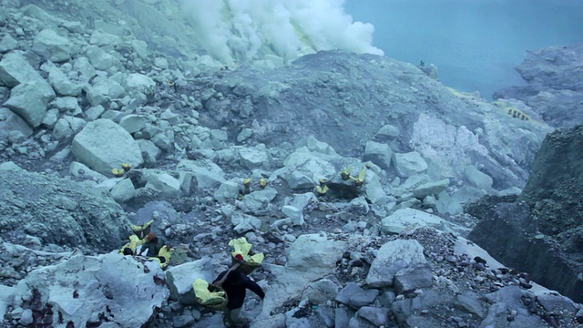 印度尼西亚爪哇伊真，矿工携带硫磺爬上伊真火山口视频素材