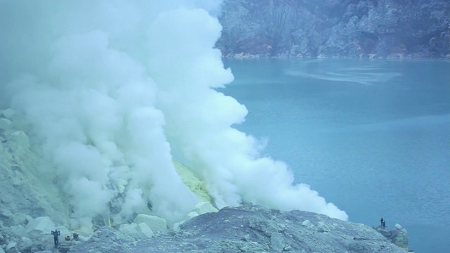 印度尼西亚爪哇岛伊真火山口清晨的景象视频素材