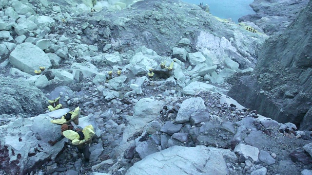 印度尼西亚爪哇伊真，矿工携带硫磺爬上伊真火山口视频素材