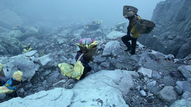 印度尼西亚爪哇伊真，一名矿工携带硫磺爬上伊真火山口视频素材