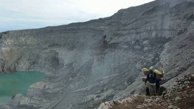 印度尼西亚爪哇，矿工携带固体硫磺爬上伊真火山口视频素材