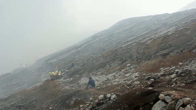 WS矿工在印度尼西亚爪哇伊真火山周围休息视频素材