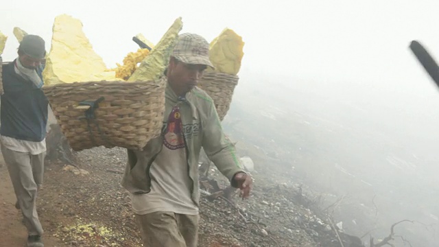 印度尼西亚爪哇，矿工们正在攀登含有固体硫的有毒气体的伊真火山视频素材