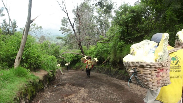 MS矿工携带固体硫/ Ijen，爪哇，印度尼西亚视频素材