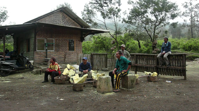 MS矿工在称重舱休息/ Ijen，爪哇，印度尼西亚视频素材