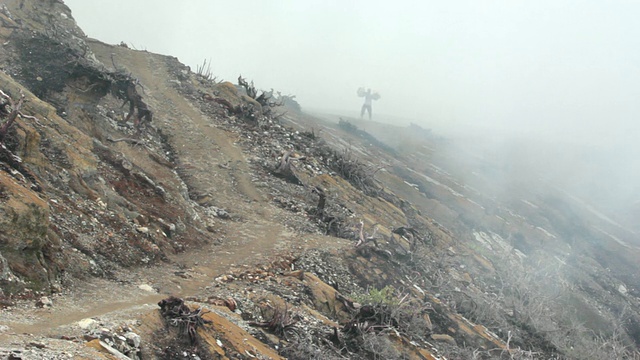 WS矿工在途中通过火山气体/伊真，爪哇，印度尼西亚称重舱视频素材