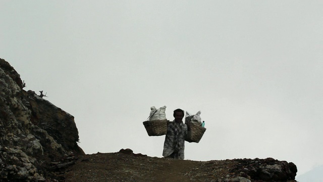 MS Miner携带固体硫/ Ijen，爪哇，印度尼西亚视频素材