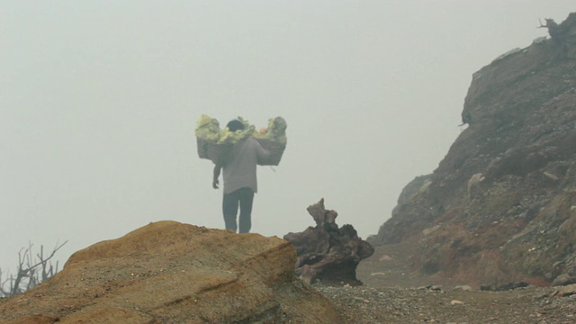 MS Miner携带固体硫/ Ijen，爪哇，印度尼西亚视频素材