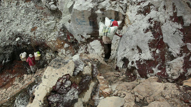 WS矿工携带硫磺爬上伊真火山口，爪哇，印度尼西亚视频素材