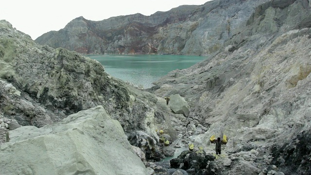 WS矿工携带硫磺爬上伊真火山口，爪哇，印度尼西亚视频素材